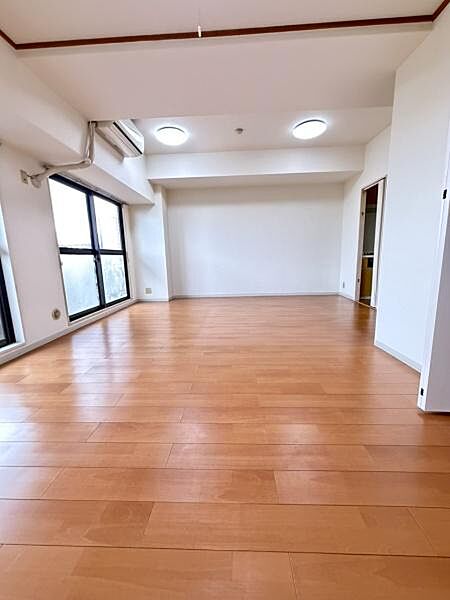 大きな窓からは明るい陽ざしが差し込みます！