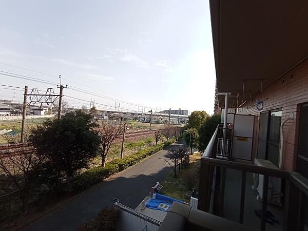 開放感たっぷりで気持ちがよいですね！陽ざしたっぷりでお洗濯物もしっかり乾かせます！