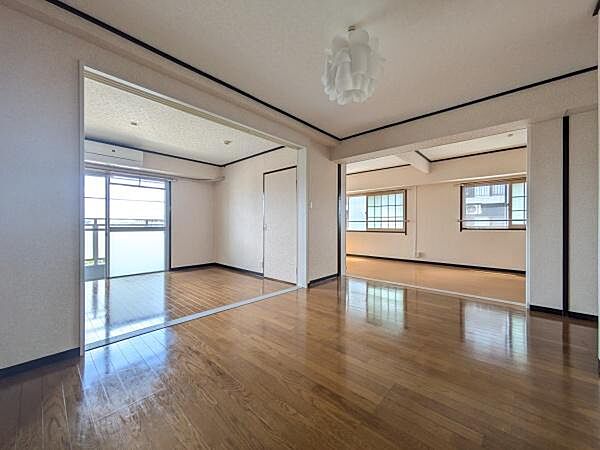 大きな窓から陽ざしが差し込み明るいダイニング！レイアウトを考えながらご見学いただくと住んでからのイメージがしやすくなりそうです！