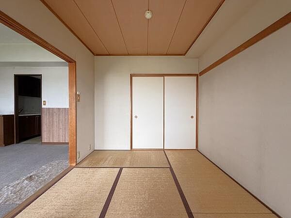 和室でちょっとお昼寝も！暖かな陽ざしが入る和室スペースです！