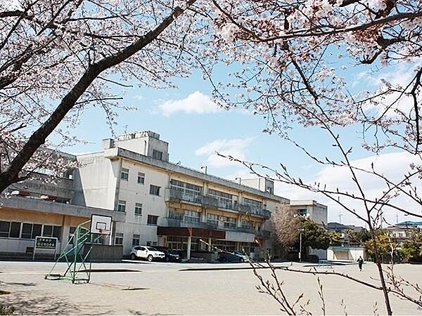 都賀の台小学校まで1400m
