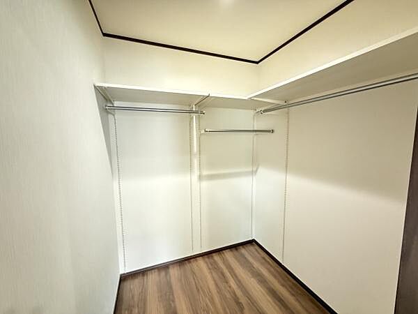大きなウォークインクローゼット！居室に収納スペースがあるとプライベートなものを身近に収納できますね〇お部屋をすっきりとお使いいただけます。
