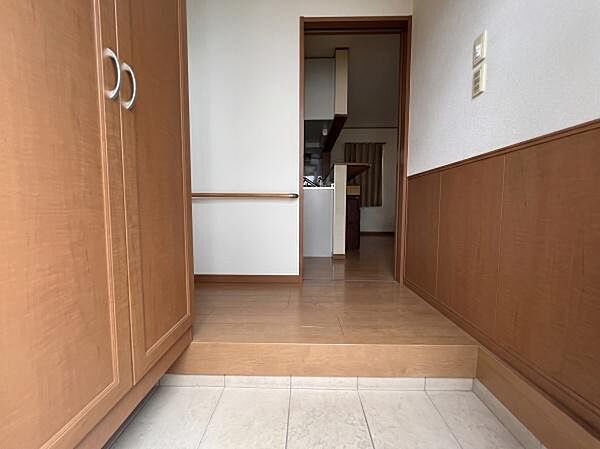 ※AIにて家具消し実施「おかえり」「ただいま」が交差するお家の顔ともいえる場所は、爽やかで心地いい空間に！スッキリとした玄関はスマートに来客をもてなします。