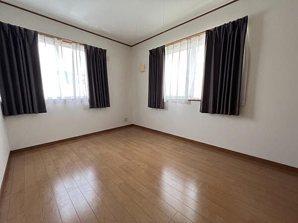 ※AIにて家具消し実施ゆとりある主寝室です。自分の時間を充実させながら心豊かにできるプライベート空間。風通しも良く、明るい陽射しが入る心地よい空間です。
