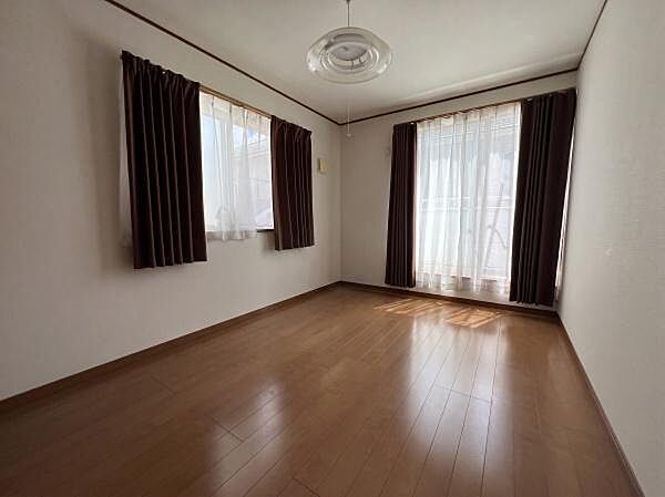 ※AIにて家具消し実施光が取り込みやすい2面採光の居室。陽当たり良好です。クローゼットを完備し、収納スペースも十分。初めてのお子様にとっての「自分の部屋」。学習デスクやベッドの配置もラクラクです。