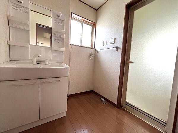 ※AIにて家具消し実施清潔感のある洗面台。水回りがまとまっているのが嬉しいですね！