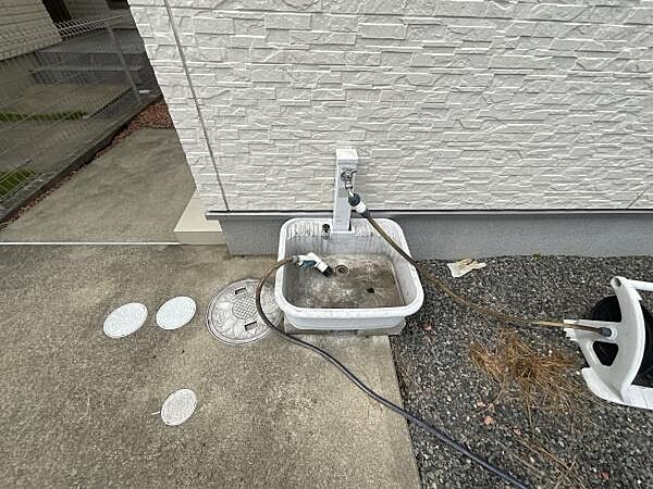 外には水栓があるので、便利！洗車やプール、ペットの足の洗い場など多目的に使えます！