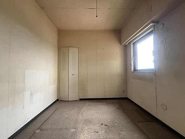 シンプルですっきりとした室内は飽きのこない居心地の良い雰囲気。自分好みの空間を創り上げてください！