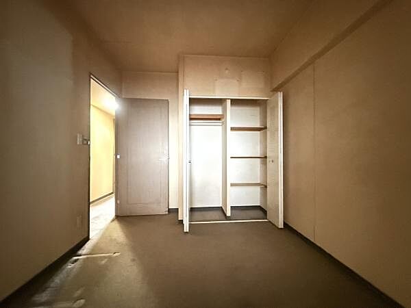 洋室は収納スペース付で荷物も綺麗に片付きます！
