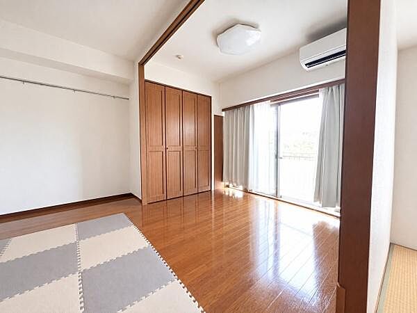 明るい室内です！もちろん収納付き！※家具・小物類の加工済