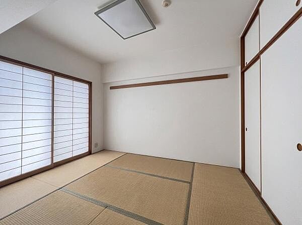 シンプルですっきりとした室内は飽きのこない居心地の良い雰囲気。自分好みの空間を創り上げてください！※家具・小物類の加工済