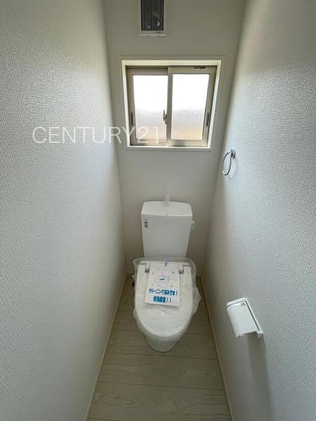 2階トイレです。保温便座付きです。