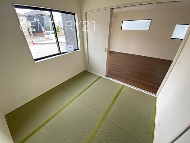 和室はLDKと続き間で開放感があります。引き戸で簡単に仕切れますので状況に合わせた使い方ができます。
