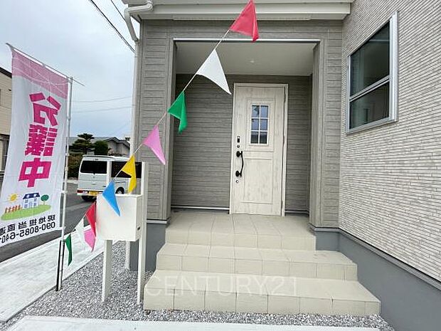 スマートキー付きの玄関。鍵を探すことなくドアの開閉が可能です。郵便物を守る鍵付きポストです。インターホンは録画機能付きで防犯面に優れます。