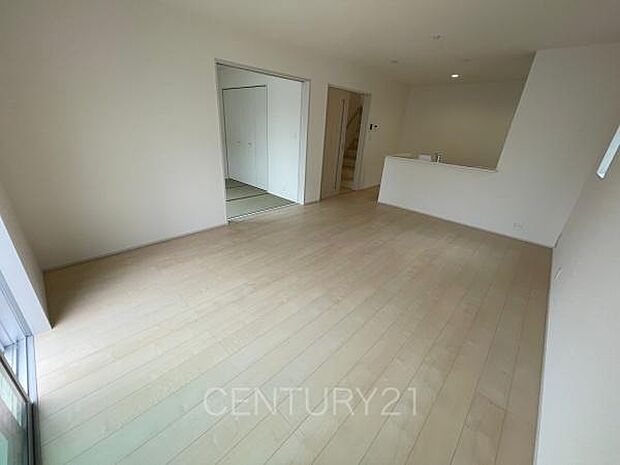 大きいソファーがおける広々リビング