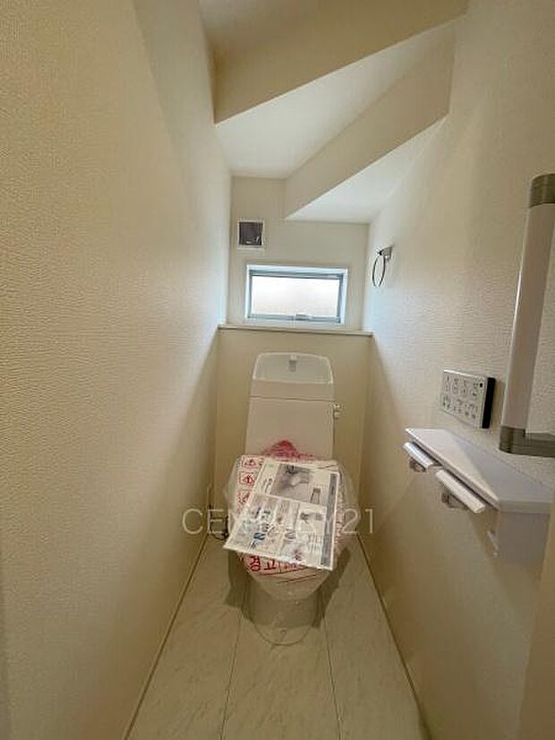 1階トレイです。温水シャワー洗浄機能付きです。手摺り付きです。