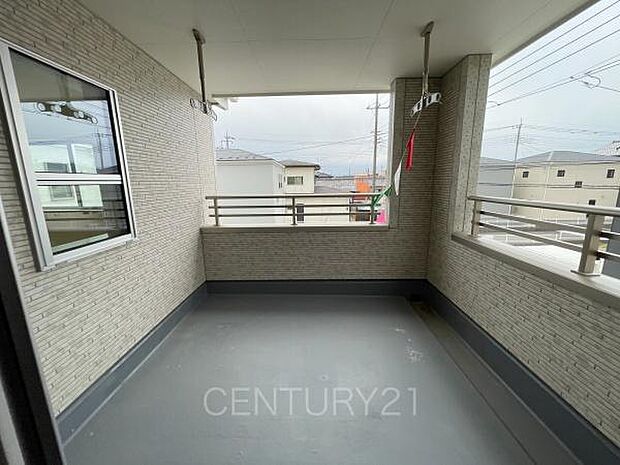 天井付きバルコニーは急な雨にも安心。干した洗濯物や布団が外壁に干渉しづらい、天井吊り下げ式の物干し金具付き。