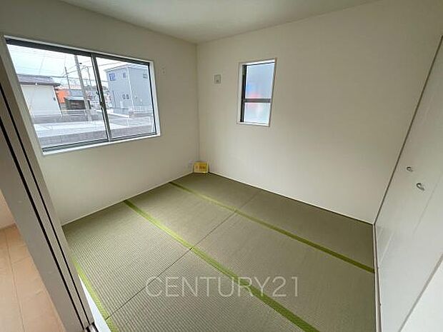 和室はLDKと続き間で開放感があります。引き戸で簡単に仕切れますので状況に合わせた使い方ができます。