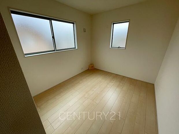 2面採光の明るい洋室です。