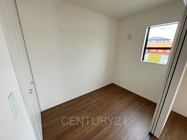 1階洋室です、LDKと続き間で開放感があります。引き戸で簡単に仕切れますので状況に合わせた使い方ができます。