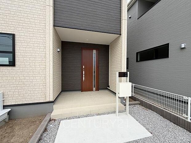 スマートキー付きの玄関。鍵を探すことなくドアの開閉が可能です。郵便物を守る鍵付きポストです。インターホンは録画機能付きで防犯面に優れます。