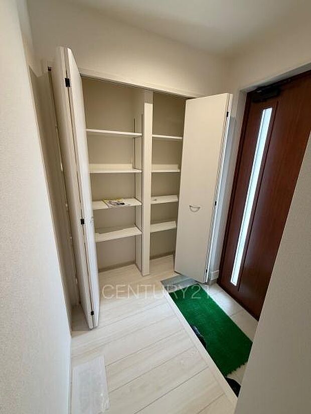 高さ調整可能な棚付きで、沢山の収納が可能です。