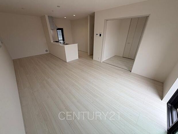 大きいソファーがおける広々リビング