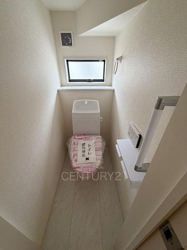 1階トレイです。温水シャワー洗浄機能付きです。手摺り付きです。