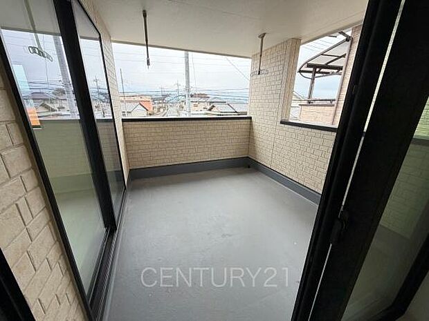 天井付きバルコニーは急な雨にも安心。干した洗濯物や布団が外壁に干渉しづらい、天井吊り下げ式の物干し金具付き。