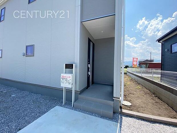 スマートキー付きの玄関。鍵を探すことなくドアの開閉が可能です。郵便物を守る鍵付きポストです。インターホンは録画機能付きで防犯面に優れます。