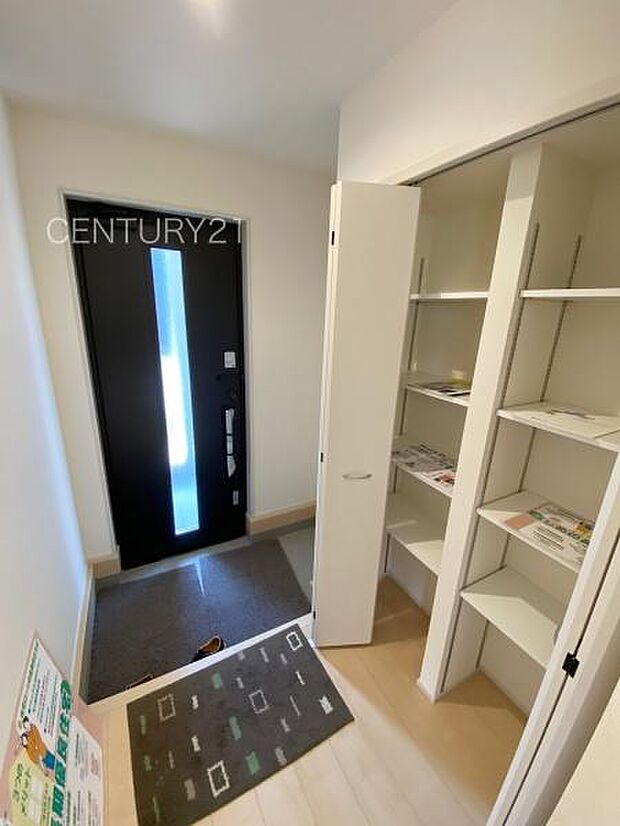 高さ調整可能な棚付きで、沢山の収納が可能です。