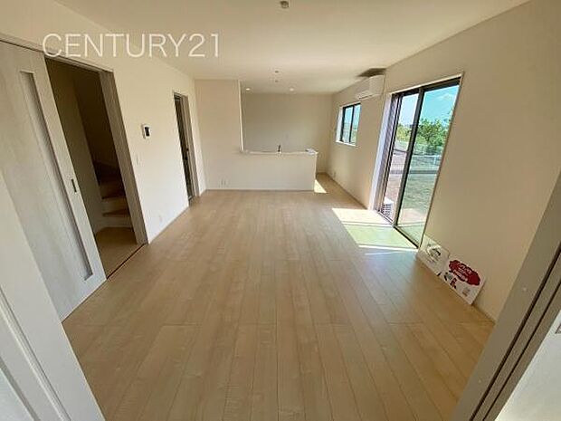 大きいソファーがおける広々リビング