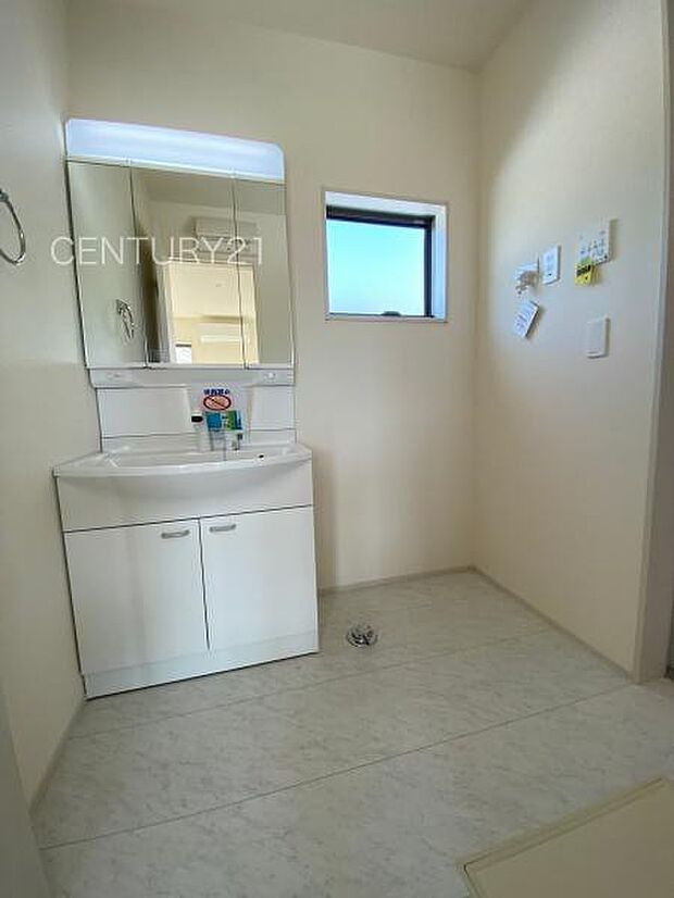 三面鏡付きの洗面台には鏡の裏に収納があり、すっきり片付けられます。洗髪も可能な伸縮機能つきシャワーヘッドです。