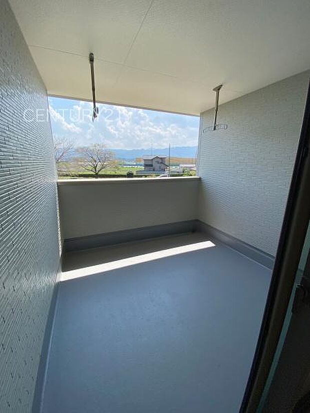 天井付きバルコニーは急な雨にも安心。干した洗濯物や布団が外壁に干渉しづらい、天井吊り下げ式の物干し金具付き。