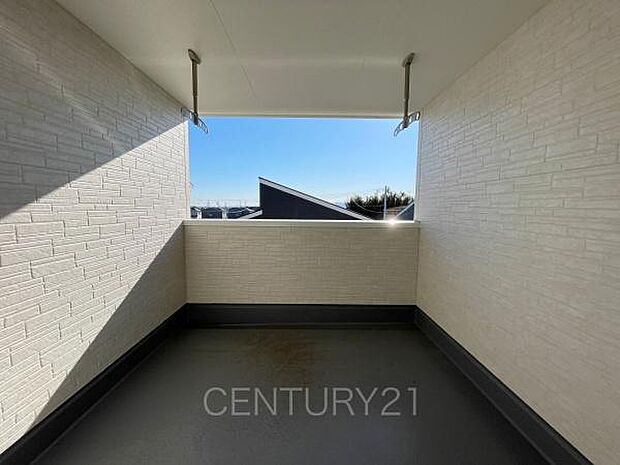 天井付きバルコニーは急な雨にも安心。干した洗濯物や布団が外壁に干渉しづらい、天井吊り下げ式の物干し金具付き。