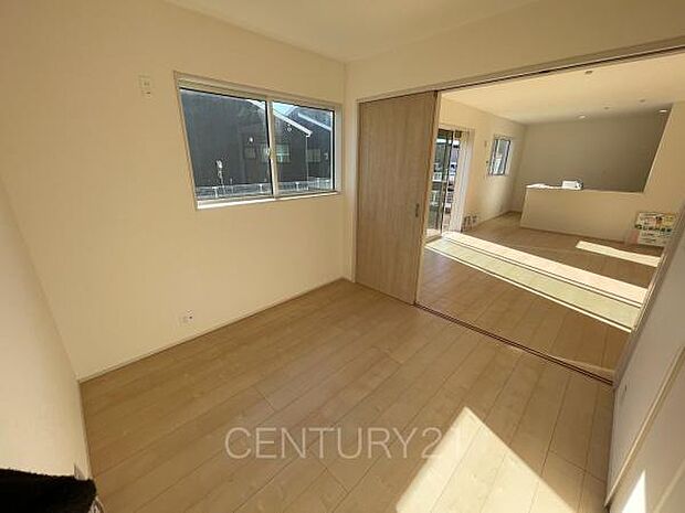 リビングと続き間で開放感があります。引き戸で簡単に仕切れますので状況に合わせた使い方ができます。