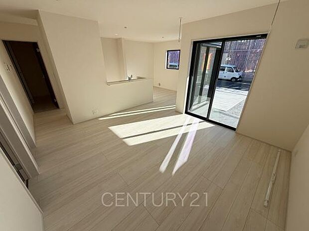 大きいソファーがおける広々リビング