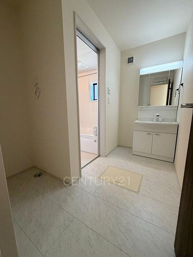 三面鏡付きの洗面台には鏡の裏に収納があり、すっきり片付けられます。洗髪も可能な伸縮機能つきシャワーヘッドです。