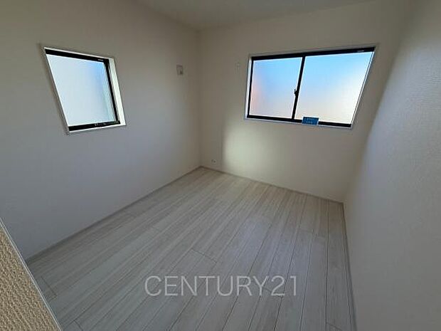 2面採光の明るい洋室です。