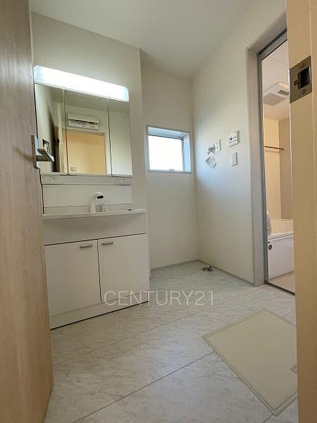 三面鏡付きの洗面台には鏡の裏に収納があり、すっきり片付けられます。洗髪も可能な伸縮機能つきシャワーヘッドです。