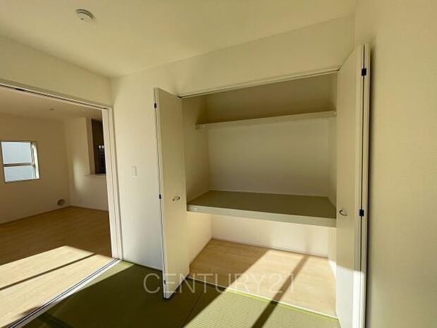 和室の収納はお布団も収納し易い仕切り棚付きです。