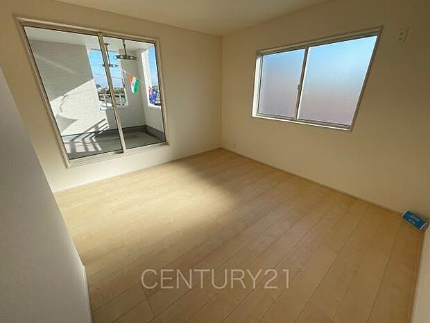 2面採光の明るい洋室です。