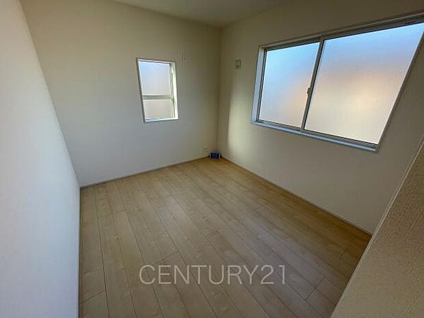 2面採光の明るい洋室です。