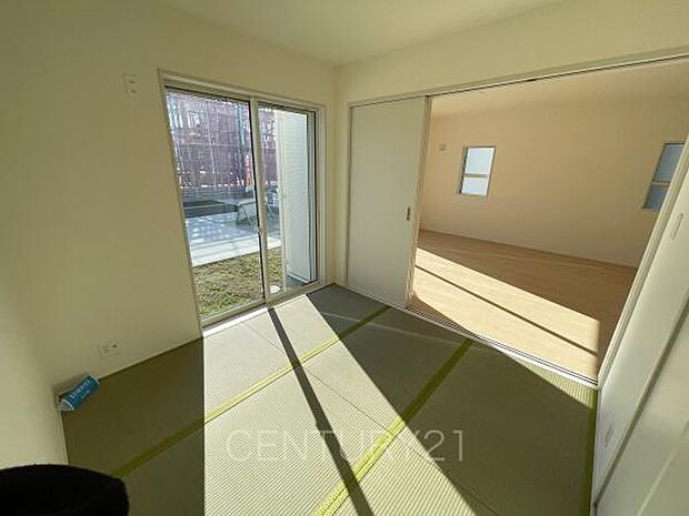 和室はLDKと続き間で開放感があります。引き戸で簡単に仕切れますので状況に合わせた使い方ができます。