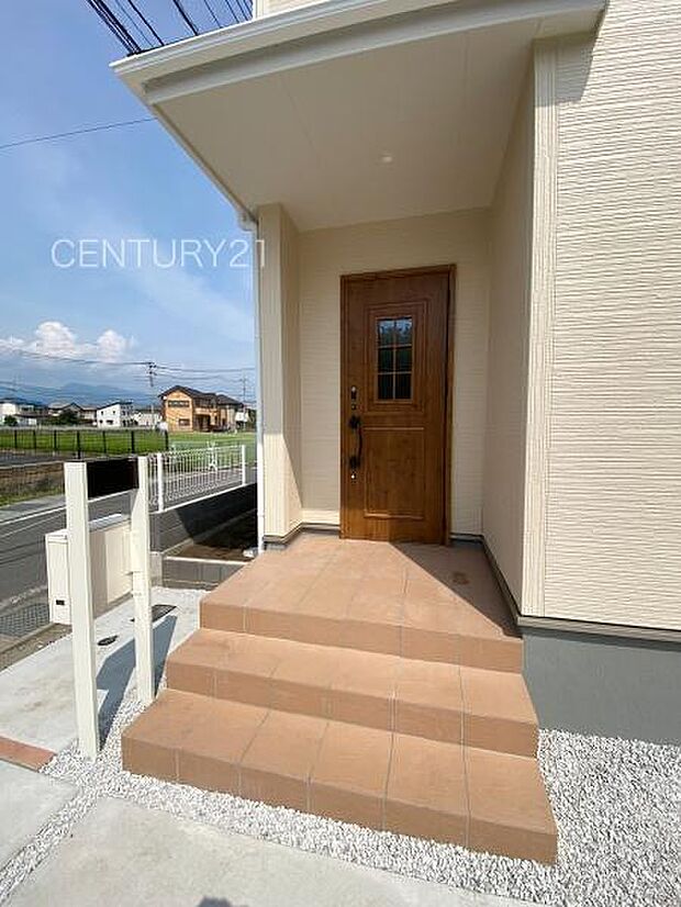 スマートキー付きの玄関。鍵を探すことなくドアの開閉が可能です。郵便物を守る鍵付きポストです。インターホンは録画機能付きで防犯面に優れます。