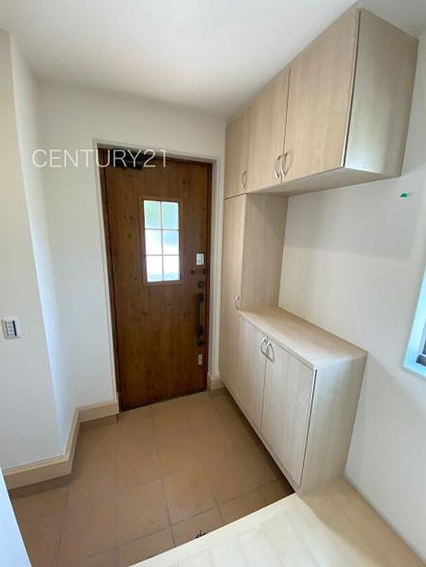 シューズボックス付きの玄関です。上部も収納付きで多くの収納が可能です。