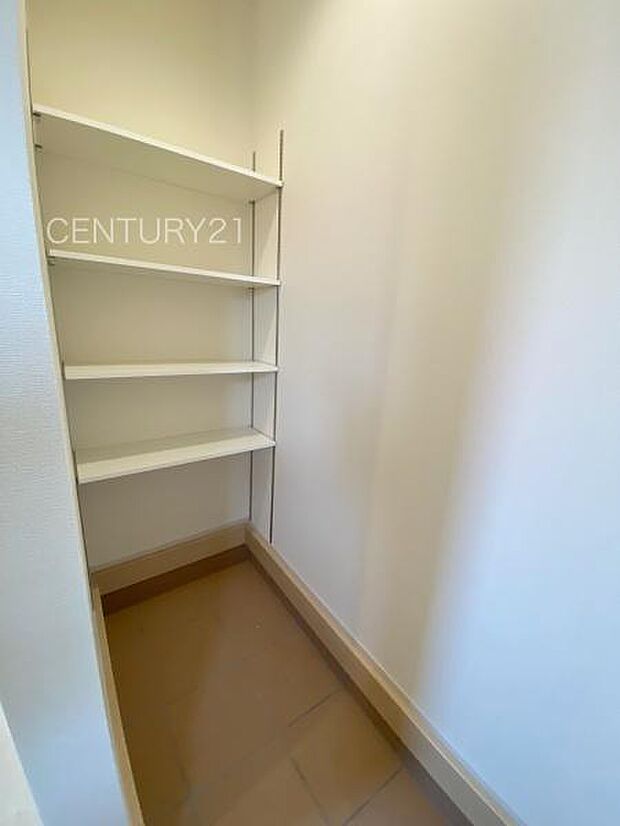 玄関横に土間収納付き。沢山の収納が可能です。