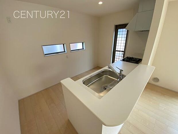 キッチン背面に窓がある明るいキッチン。ゴミ出しに便利な勝手口が付いてます。