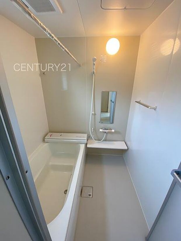 ゆったりと寛げる大型バスタブ。足を伸ばしたまま入浴可能です。浴室乾燥機付きで天候が悪い日でも洗濯をして衣類を乾燥させることができます。