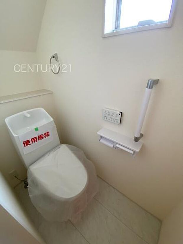 1階トレイです。温水シャワー洗浄機能付きです。手摺り付きです。